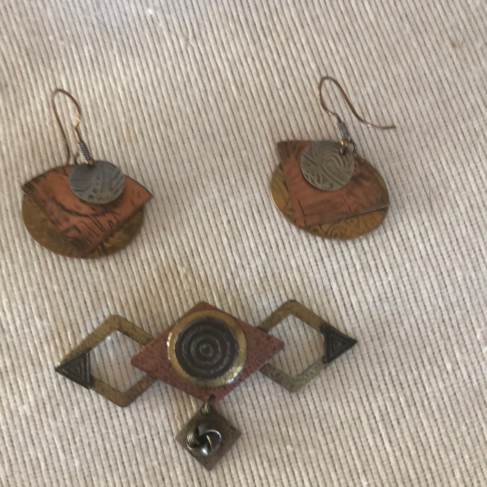 Tricolor metal earrings with coordinating pin. Light weight.